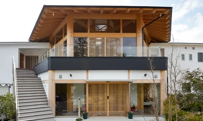 縁側を思わせるように設計された木造外観