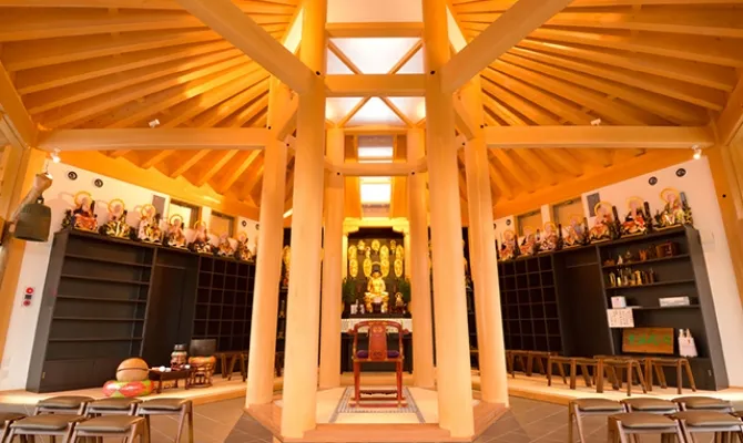 六角形をモチーフとした本堂内観